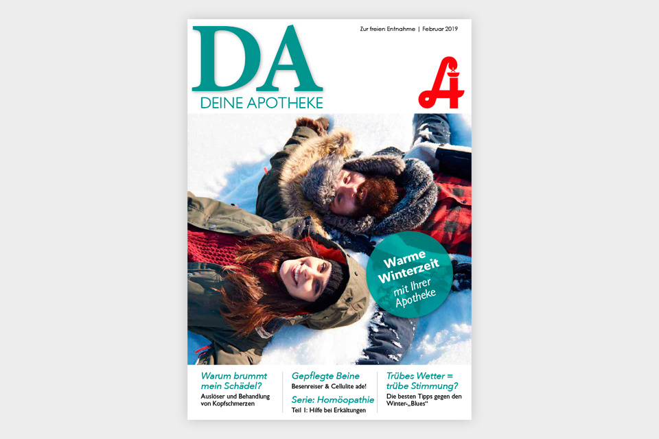 Zwei Menschen in Winterkleidung liegen im Schnee, lächeln und blicken nach oben. Das Magazincover zeigt „DEINE APOTHEKE“, die Laurentius-Apotheke Imst / die Pitztal-Apotheke sowie weitere deutsche Artikeltitel.