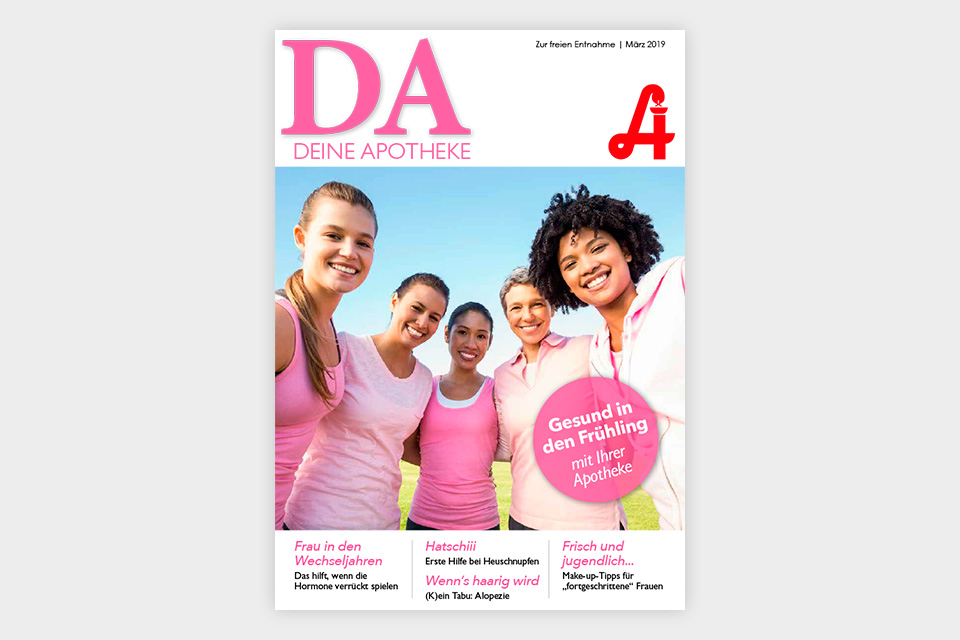 Fünf Frauen stehen im Freien und lächeln in die Kamera; alle tragen rosa oder weiße Oberteile. Laurentius Apotheke Imst / Pitztal Apotheke. Der Text auf dem Titelblatt ist auf Deutsch verfasst und wirbt für eine Apothekenzeitschrift.