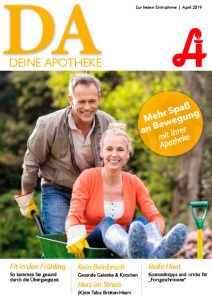 Ein lächelnder Mann schiebt in einem Garten eine Schubkarre, in der eine lächelnde Frau sitzt; Laurentius Apotheke Imst / Pitztal Apotheke. Das Titelblatt der Zeitschrift enthält deutschen Text und gesundheitsbezogene Schlagzeilen.