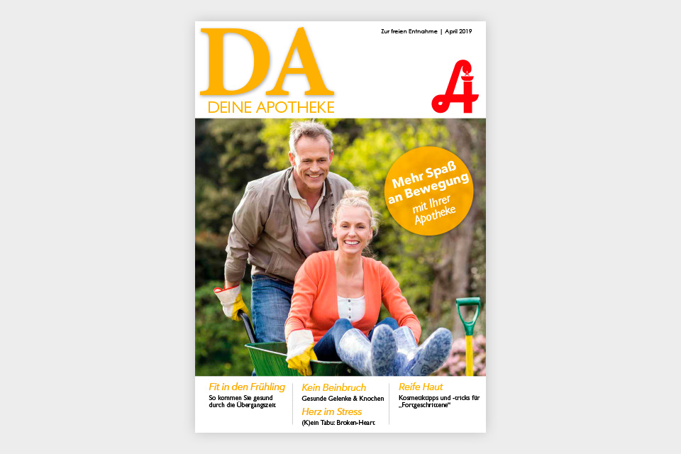 Ein lächelnder Mann und eine lächelnde Frau arbeiten im Garten; die Frau hält eine Gartenschaufel in der Hand. Auf dem Titelblatt: „DEINE APOTHEKE“, Laurentius Apotheke Imst / Pitztal Apotheke sowie deutsche Artikelüberschriften.