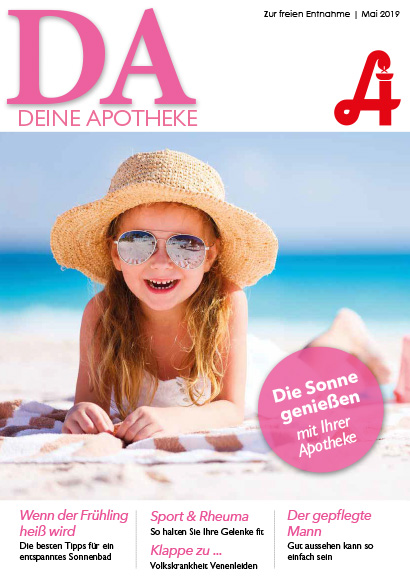 Ein junges Mädchen mit Sonnenhut und Sonnenbrille liegt am Strand und lächelt in die Kamera; im Hintergrund sind die Laurentius-Apotheke Imst und die Pitztal-Apotheke zu sehen, vor dem Hintergrund des blauen Meeres und des blauen Himmels.