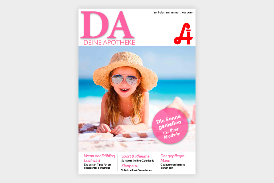 Ein junges Mädchen mit Sonnenhut und Sonnenbrille lächelt, während es unter strahlendem Sonnenschein an einem Sandstrand liegt; darüber sind der Schriftzug „Laurentius Apotheke Imst / Pitztal Apotheke“ sowie ein Magazin-Titeltext auf Deutsch eingeblendet.