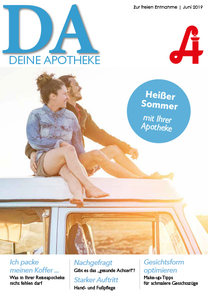 Ein lächelndes Paar sitzt in Sommerkleidung auf dem Dach eines weißen Autos am Meer. Der Text enthält Tipps und Ratschläge der Laurentius Apotheke Imst / Pitztal Apotheke.