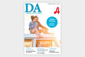 Ein Mann und eine Frau sitzen unter strahlend blauem Himmel am Strand auf dem Dach eines Kleinbusses, Juni 2019, Titelbild von „Deine Apotheke“, Laurentius Apotheke Imst / Pitztal Apotheke.