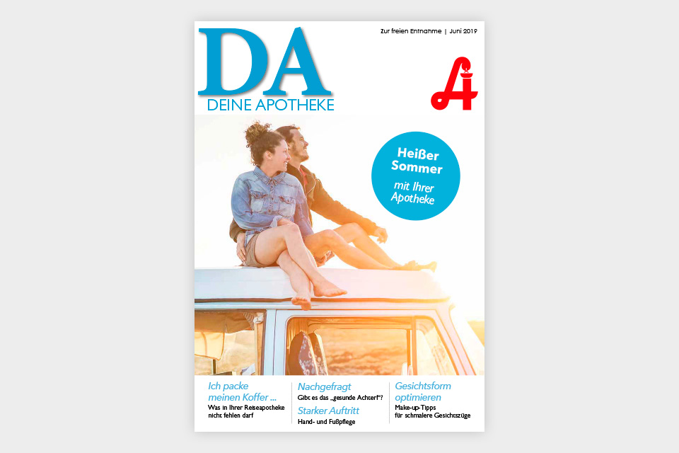Ein Mann und eine Frau sitzen unter strahlend blauem Himmel am Strand auf dem Dach eines Kleinbusses, Juni 2019, Titelbild von „Deine Apotheke“, Laurentius Apotheke Imst / Pitztal Apotheke.