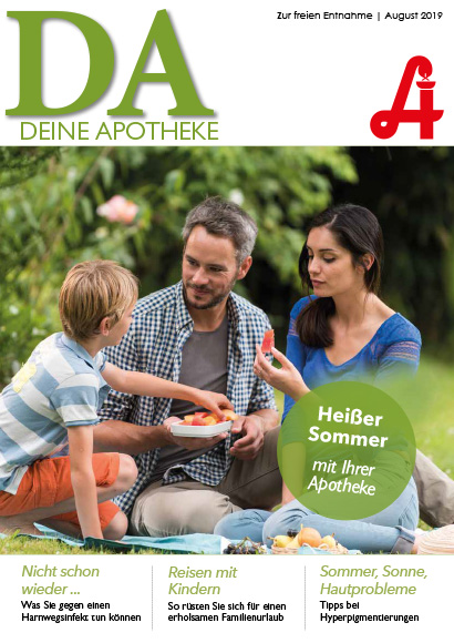 Eine vierköpfige Familie picknickt im Freien auf einer Decke und isst Obst. Zu sehen sind die Zeitschrift „Deine Apotheke“, die Laurentius Apotheke Imst / Pitztal Apotheke sowie Gesundheitsartikel.