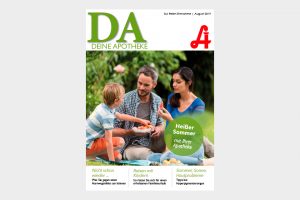 Eine vierköpfige Familie sitzt draußen auf einer Picknickdecke und isst gemeinsam. Der Text lautet „DA DEINE APOTHEKE – Laurentius Apotheke Imst / Pitztal Apotheke“, ergänzt durch Gesundheitsschlagzeilen auf Deutsch.