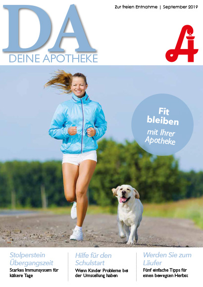 Eine junge Frau in einer blauen Jacke joggt im Freien mit einem gelben Labrador Retriever an der Leine; beide wirken aktiv und glücklich. Das Bild wurde in der Nähe der Laurentius Apotheke Imst / Pitztal Apotheke aufgenommen.