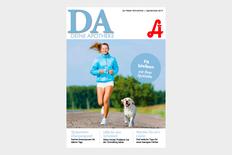 Eine Frau in Sportkleidung joggt mit einem Hund; auf dem Titelblatt einer Zeitschrift ist „DEINE APOTHEKE“ zu sehen, Gesundheitsartikel, Laurentius Apotheke Imst / Pitztal Apotheke.