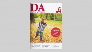 Das Titelblatt der Zeitschrift „Deine Apotheke“ zeigt ein lächelndes Kind inmitten von Herbstlaub. Text: Laurentius Apotheke Imst / Pitztal Apotheke. Roter Kreis für die Impfkontrolle.
