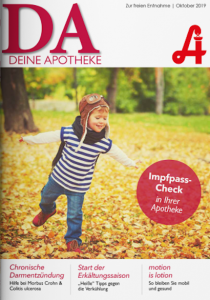 Ein kleines Kind in Herbstkleidung rennt fröhlich durch das Laub in einem Park. Auf dem Titelblatt der Zeitschrift finden sich Gesundheitstipps, eine Impferinnerung sowie die Laurentius Apotheke Imst und die Pitztal Apotheke.