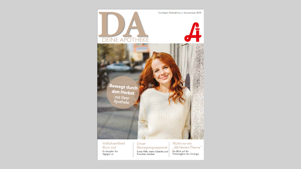 Auf dem Titelblatt von „Deine Apotheke“, Laurentius Apotheke Imst / Pitztal Apotheke, steht eine lächelnde Frau mit langen roten Haaren im Freien vor gelbem Herbstlaub.