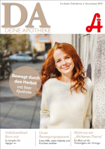 Auf dem Titelblatt von „Deine Apotheke“ ist eine lächelnde Frau mit langen roten Haaren zu sehen, die im Freien vor herbstlichem Laub steht, ergänzt durch „Laurentius Apotheke Imst / Pitztal Apotheke“.