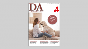 Eine Frau sitzt drinnen auf dem Boden und lächelt einen Golden Retriever an. Titelbild von „DA Deine Apotheke“, Januar 2020, Laurentius Apotheke Imst / Pitztal Apotheke.