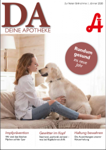 Eine Frau sitzt auf einem Sofa und streichelt sanft einen großen weißen Hund. Auf dem Titelblatt der Zeitschrift sind unter gesundheitsbezogenen Schlagzeilen die Aufschriften „DEINE APOTHEKE“ sowie „Laurentius Apotheke Imst“ und „Pitztal Apotheke“ zu sehen.