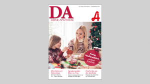Eine Frau und ein junges Mädchen verzieren an einem Tisch mit Weihnachtsdekoration Lebkuchenplätzchen. Der deutsche Titeltext enthält die Aufschrift „DA Deine Apotheke“, Weihnachtsgrüße, „Laurentius Apotheke Imst“ und „Pitztal Apotheke“.