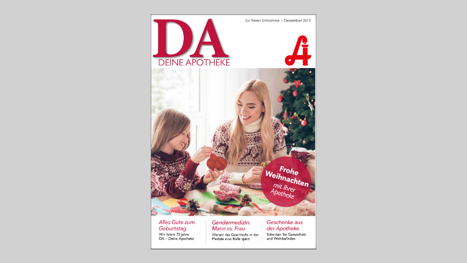 Eine Frau und ein junges Mädchen verzieren an einem Tisch mit Weihnachtsdekoration Lebkuchenplätzchen. Der deutsche Titeltext enthält die Aufschrift „DA Deine Apotheke“, Weihnachtsgrüße, „Laurentius Apotheke Imst“ und „Pitztal Apotheke“.