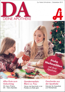 Eine Frau und zwei Kinder verzieren an einem Tisch Weihnachtsplätzchen. Das Titelbild zeigt die Laurentius Apotheke Imst / Pitztal Apotheke sowie weihnachtliche Schlagzeilen für eine deutsche Apothekenzeitschrift.