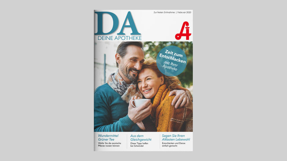 Ein lächelndes Paar in Winterkleidung steht draußen; der Mann hält einen weißen Becher in der Hand. Auf dem Titelblatt sind „Laurentius Apotheke Imst / Pitztal Apotheke“ sowie der deutsche Text und der Zeitschriftentitel „DEINE APOTHEKE“ zu sehen.