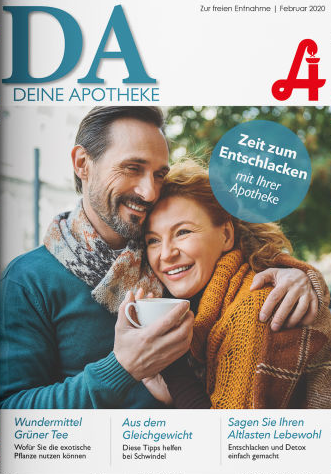 Eine Frau sitzt auf einem Sofa und streichelt sanft einen großen weißen Hund. Auf dem Titelblatt der Zeitschrift sind unter gesundheitsbezogenen Schlagzeilen die Aufschriften „DEINE APOTHEKE“ sowie „Laurentius Apotheke Imst“ und „Pitztal Apotheke“ zu sehen.