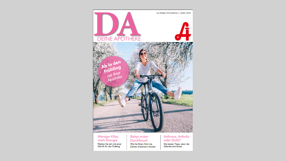 Eine lächelnde Person fährt mit dem Fahrrad auf einem sonnigen Landweg, der von blühenden Bäumen gesäumt ist. Das Titelbild wirbt für Gesundheitstipps für den Frühling, Apothekenleistungen sowie die Laurentius Apotheke Imst und die Pitztal Apotheke.