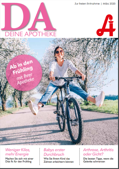 Auf dem Titelblatt des deutschen Apothekenmagazins der Laurentius Apotheke Imst / Pitztal Apotheke entspannt sich eine Frau in einer grünen Hängematte an einem tropischen Strand, lächelt und hält ein Getränk in der Hand.