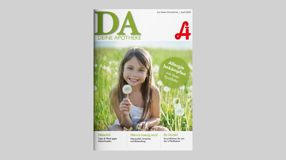 Ein junges Mädchen sitzt auf einer Wiese und hält Löwenzahnblüten in der Hand. Der Titeltext auf Deutsch enthält die Begriffe „DEINE APOTHEKE“, Themen rund um Allergien sowie die Laurentius Apotheke Imst / Pitztal Apotheke.