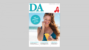 Frau mit roten Haaren am Strand, „DEINE APOTHEKE“, Juni 2020, Laurentius Apotheke Imst / Arzl.