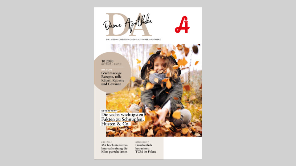 Ein kleines Kind inmitten von Herbstlaub, Magazin Laurentius Apotheke Imst / Arzl im Pitztal, Gesundheitstipps.