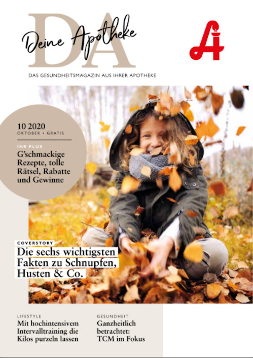 Eine junge Frau in einer blauen Jacke joggt im Freien mit einem gelben Labrador Retriever an der Leine; beide wirken aktiv und glücklich. Das Bild wurde in der Nähe der Laurentius Apotheke Imst / Pitztal Apotheke aufgenommen.