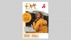 Eine Frau in einem orangefarbenen Regenmantel lächelt, Magazin: Gesundheitsthemen & Apotheken Imst/Arzl.