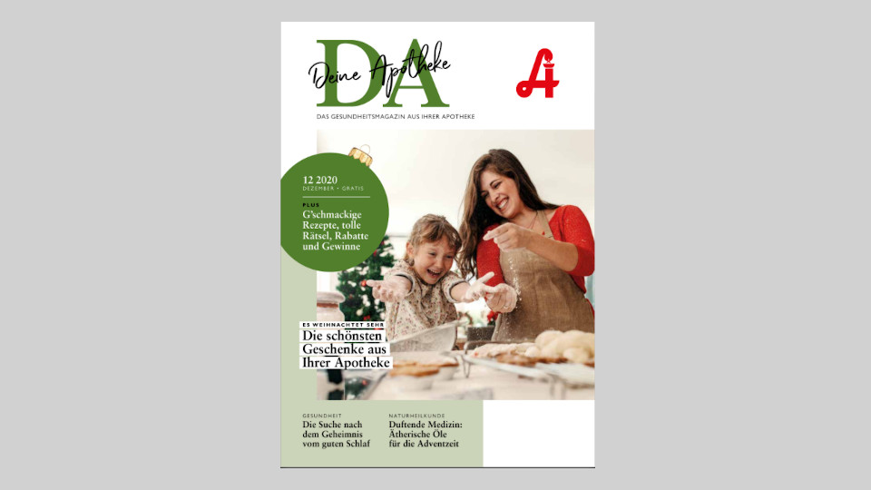 Eine Frau und ein Mädchen verzieren in einer Küche, die in einer deutschen Zeitschrift abgebildet ist, Plätzchen – Laurentius Apotheke Imst / Arzl im Pitztal.