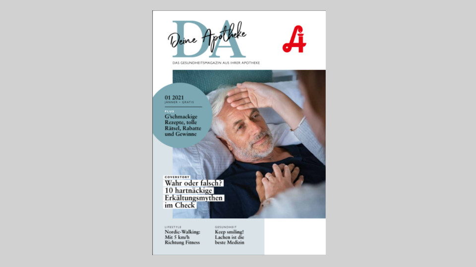 Ein Mann mit grauen Haaren liegt im Bett und hält ein Taschentuch in der Hand; auf dem Umschlag sind deutscher Text, ein rotes Apothekenlogo sowie die Aufschrift „Laurentius Apotheke Imst / Arzl im Pitztal Apotheke“ zu sehen.