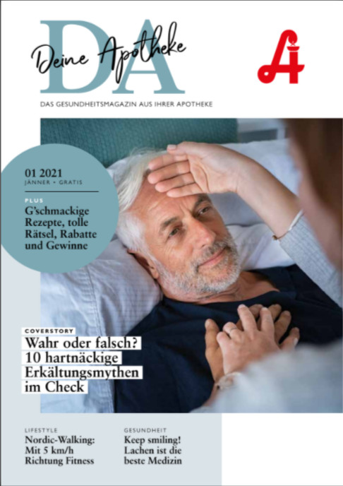 Eine junge Frau in einer blauen Jacke joggt im Freien mit einem gelben Labrador Retriever an der Leine; beide wirken aktiv und glücklich. Das Bild wurde in der Nähe der Laurentius Apotheke Imst / Pitztal Apotheke aufgenommen.
