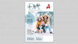 Ein lächelnder Erwachsener und ein Kind in Winterkleidung mit einem Labrador; verschneite Bäume. Laurentius Apotheke Imst / Arzl im Pitztal Apotheke.