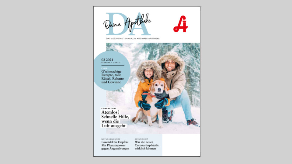 Ein lächelnder Erwachsener und ein Kind in Winterkleidung mit einem Labrador; verschneite Bäume. Laurentius Apotheke Imst / Arzl im Pitztal Apotheke.
