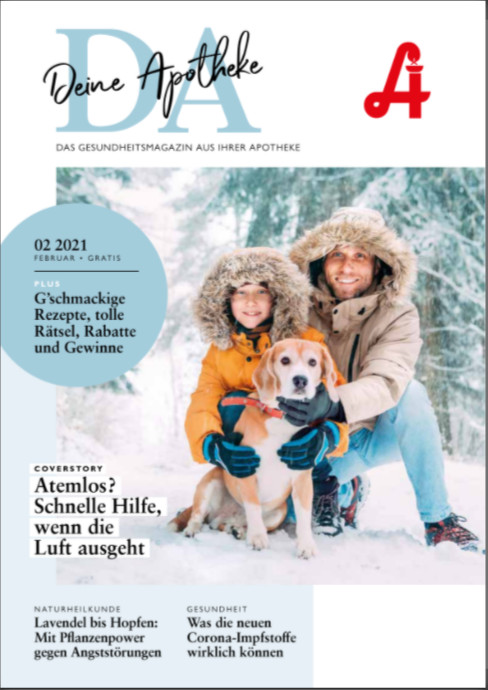 Eine junge Frau in einer blauen Jacke joggt im Freien mit einem gelben Labrador Retriever an der Leine; beide wirken aktiv und glücklich. Das Bild wurde in der Nähe der Laurentius Apotheke Imst / Pitztal Apotheke aufgenommen.