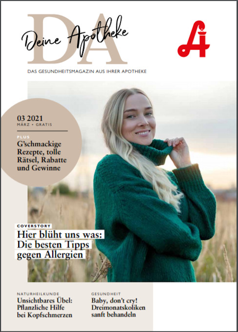 Eine junge Frau in einer blauen Jacke joggt im Freien mit einem gelben Labrador Retriever an der Leine; beide wirken aktiv und glücklich. Das Bild wurde in der Nähe der Laurentius Apotheke Imst / Pitztal Apotheke aufgenommen.