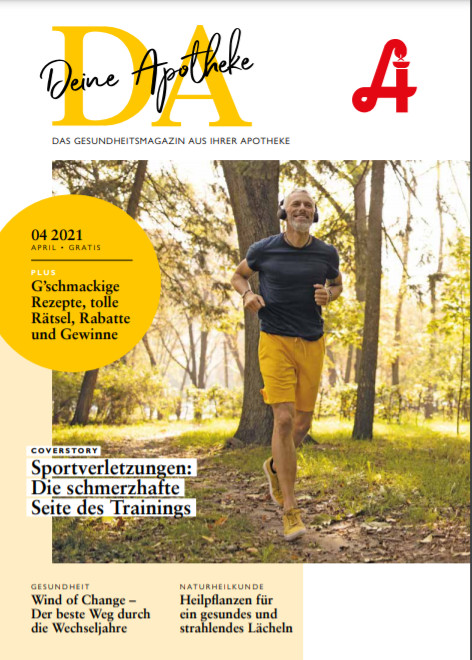 Eine junge Frau in einer blauen Jacke joggt im Freien mit einem gelben Labrador Retriever an der Leine; beide wirken aktiv und glücklich. Das Bild wurde in der Nähe der Laurentius Apotheke Imst / Pitztal Apotheke aufgenommen.
