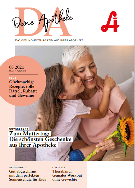 Eine junge Frau in einer blauen Jacke joggt im Freien mit einem gelben Labrador Retriever an der Leine; beide wirken aktiv und glücklich. Das Bild wurde in der Nähe der Laurentius Apotheke Imst / Pitztal Apotheke aufgenommen.
