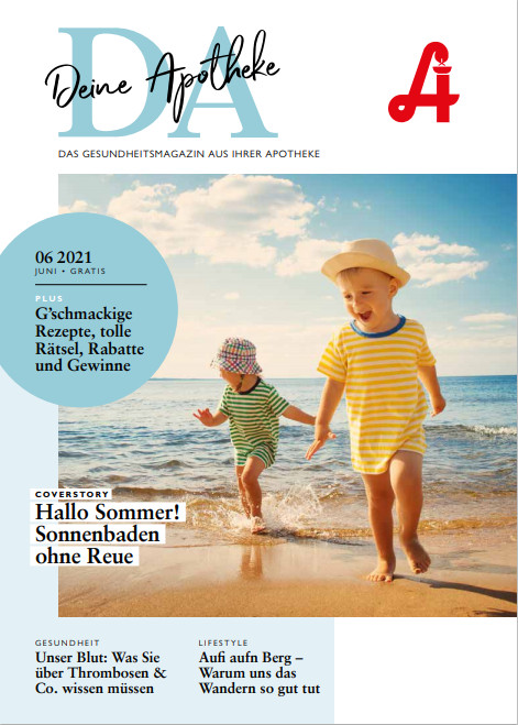 Eine junge Frau in einer blauen Jacke joggt im Freien mit einem gelben Labrador Retriever an der Leine; beide wirken aktiv und glücklich. Das Bild wurde in der Nähe der Laurentius Apotheke Imst / Pitztal Apotheke aufgenommen.