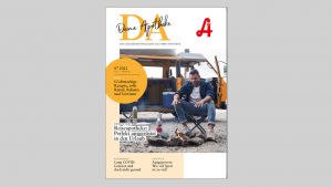 Mann am Lagerfeuer neben einem gelben Van, der ein Buch liest; „Deine Apotheke“ mit Laurentius & Arzl im Pitztal.