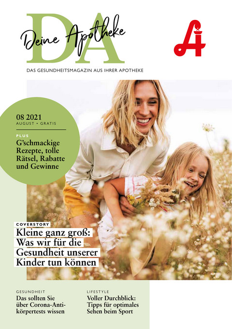 Eine junge Frau in einer blauen Jacke joggt im Freien mit einem gelben Labrador Retriever an der Leine; beide wirken aktiv und glücklich. Das Bild wurde in der Nähe der Laurentius Apotheke Imst / Pitztal Apotheke aufgenommen.