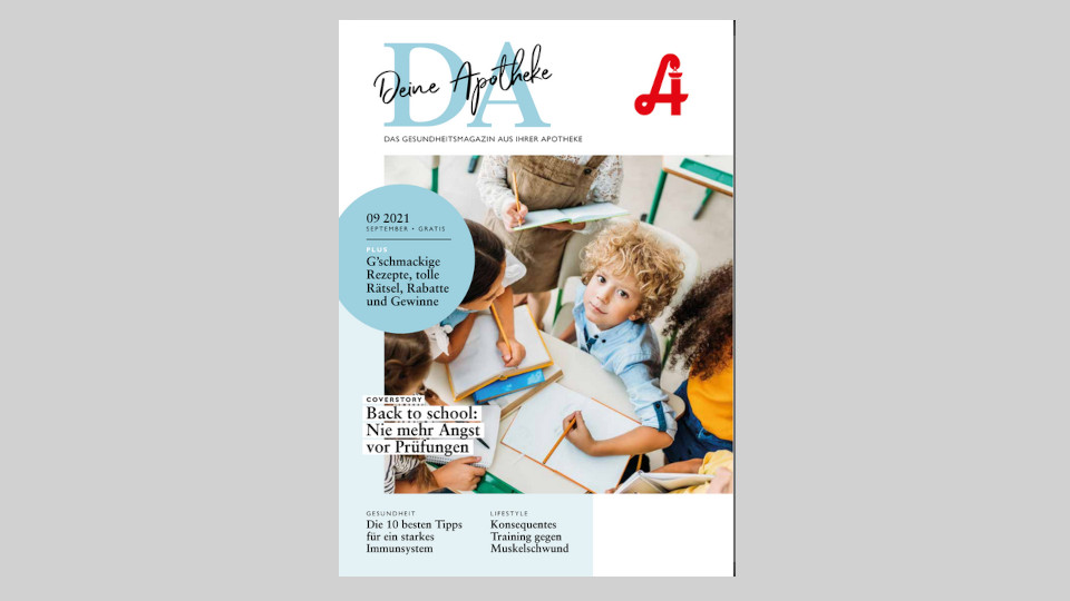 Zeitschriftencover mit Kindern im Klassenzimmer, Laurentius Apotheke Imst / Arzl im Pitztal, 09/2021.