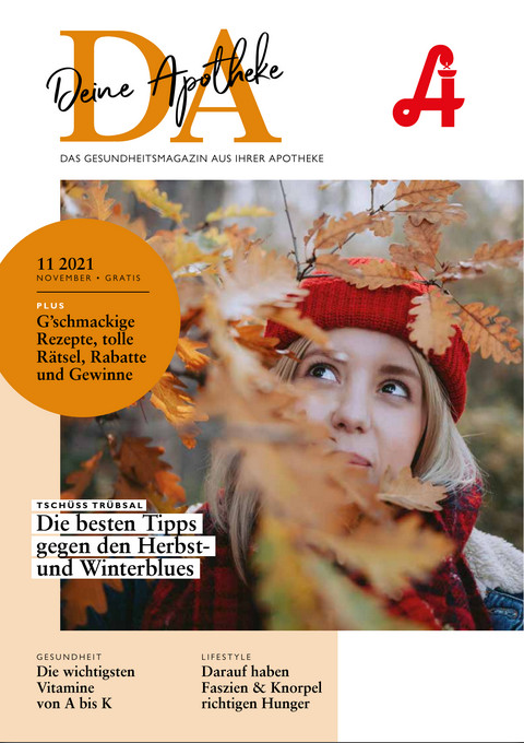 Eine junge Frau in einer blauen Jacke joggt im Freien mit einem gelben Labrador Retriever an der Leine; beide wirken aktiv und glücklich. Das Bild wurde in der Nähe der Laurentius Apotheke Imst / Pitztal Apotheke aufgenommen.